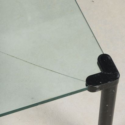 Table basse de forme carrée, piétement métallique...