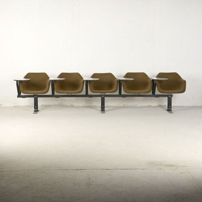 ROBIN DAY (1915–2010) - HILLE Edition
Five-seat...