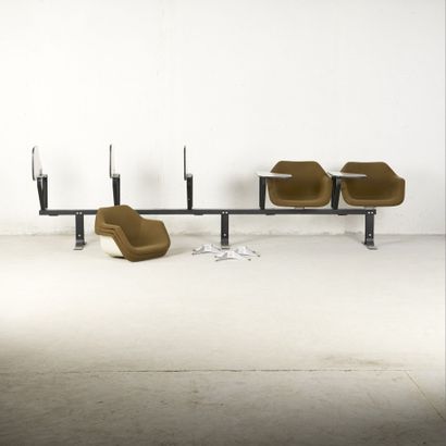 ROBIN DAY (1915–2010) - HILLE Edition
Five-seat...