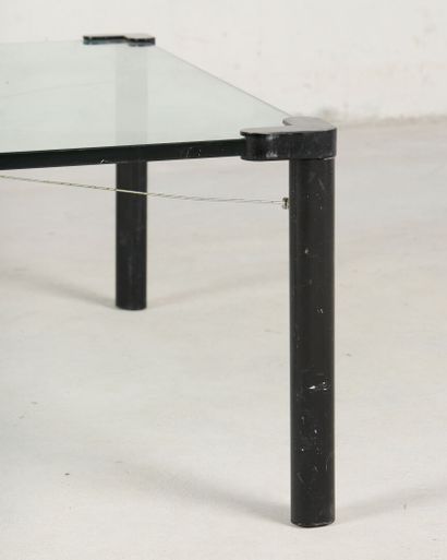 Table basse de forme carrée, piétement métallique...