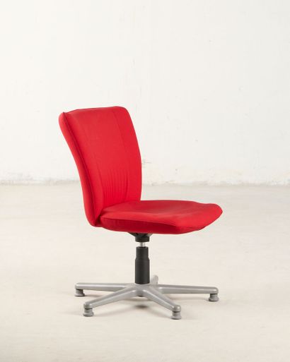 ADD Form 
Suite de 12 chaises de bureau pivotantes,...
