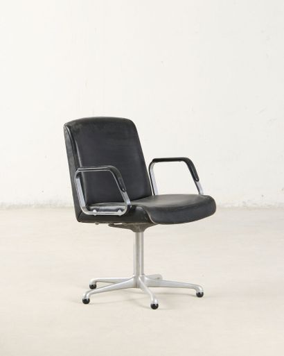 Suite de trois fauteuils de bureau à piétement...
