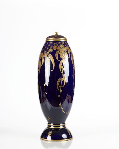 TOURS circa 1930. Large covered vase in fine...