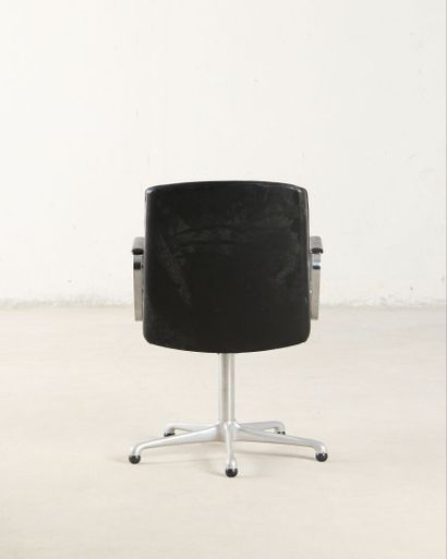 Suite de trois fauteuils de bureau à piétement...