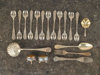 Ensemble en argent : 12 fourchettes à huîtres...