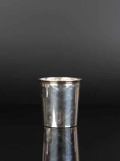 Timbale droite en argent à filets. 69 g....