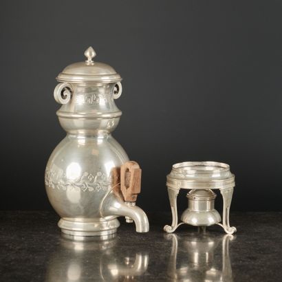 Petit samovar en argent gravé de pampres...