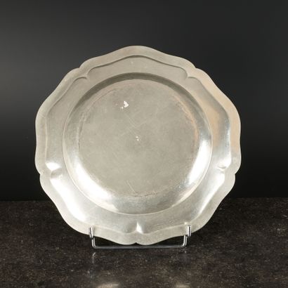 Plat rond à contours et filets en argent....