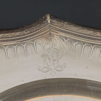 Plat rond à contours en argent, décor de...