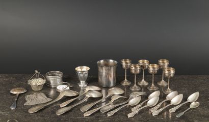 Ensemble en argent: couvert uni plat, timbale...