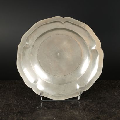 Grand plat rond à contours et filets en argent....