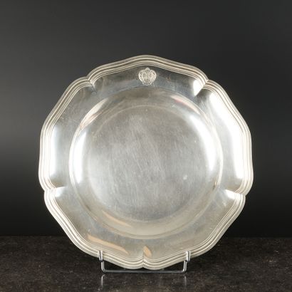 Grand plat rond à contours et filets en argent....