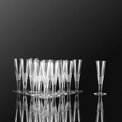 Série de flûtes en cristal taillé à pans....