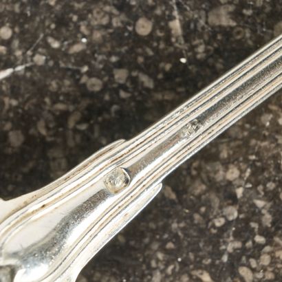 Série de 12 petites cuillers en argent à...