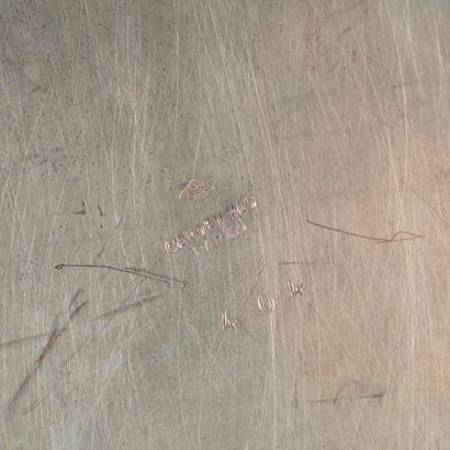 Plat rond à contours en argent, décor de...