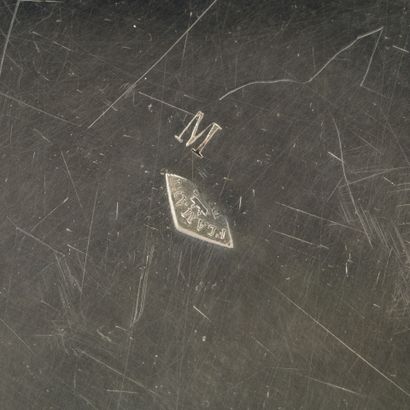 Légumier rond à contours et filets en argent,...
