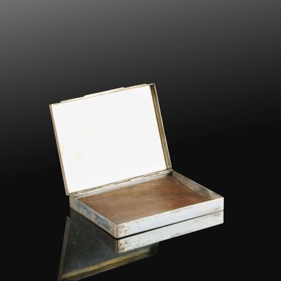 . Boîte à cigarettes en argent (800‰), gravure...