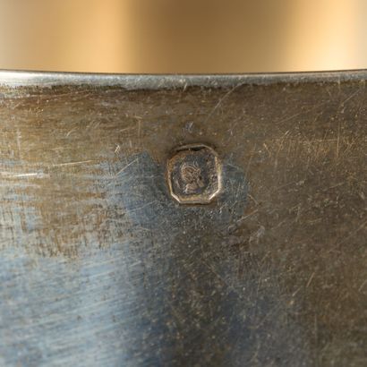 Timbale droite en argent à décor de cannelures....