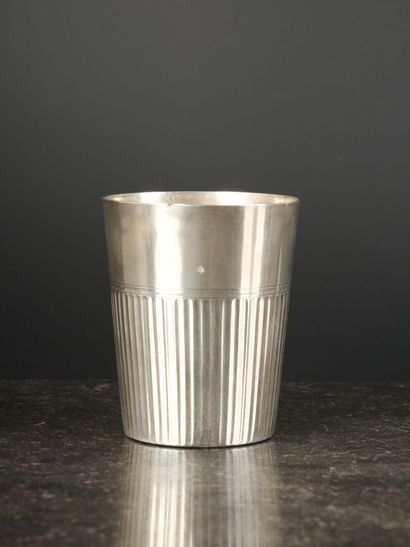 Timbale droite en argent à décor de cannelures....