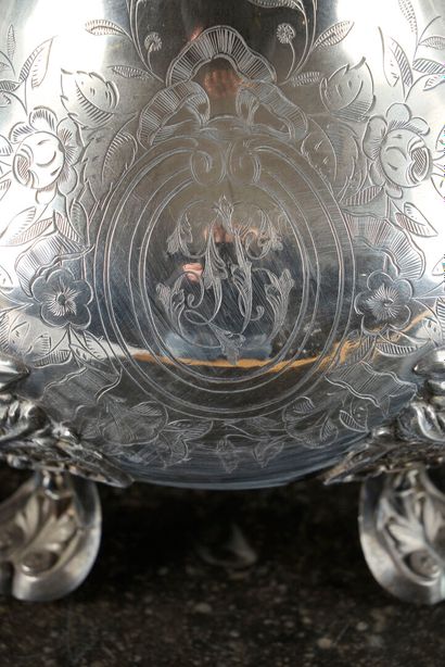 Cafetière balustre en argent gravé, décor...