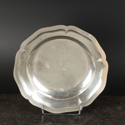 Grand plat rond à contours et filets en argent....