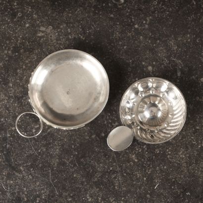 2 tasses à vin en argent : l'une anse serpent...