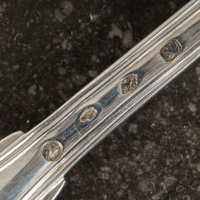 12 cuillers et 12 fourchettes en argent à...
