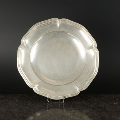 Grand plat rond à contours et filets en argent....