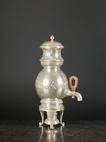 Petit samovar en argent gravé de pampres...