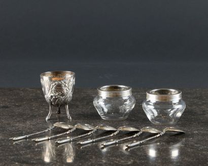 . Lot en argent : 
- Coquetier en argent,...