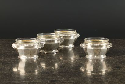 Série de 4 salières en argent à décor de...