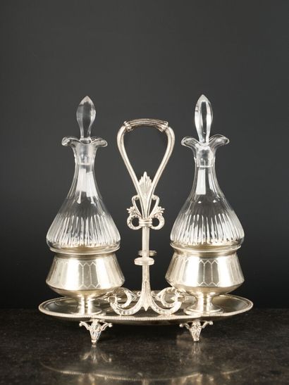 Huilier-vinaigrier en argent, décor de perles,...