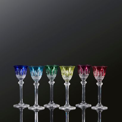 SAINT LOUIS. Suite de 8 verres à liqueurs,...