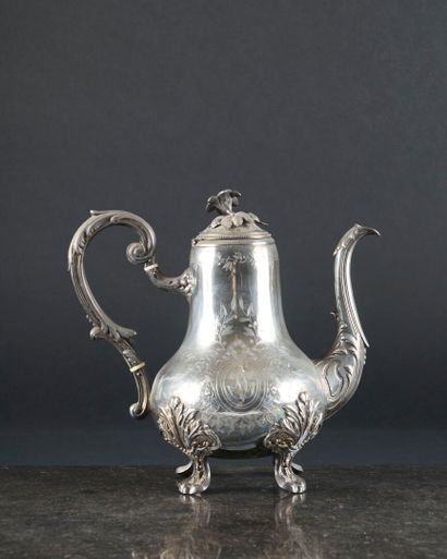 Cafetière balustre en argent gravé, décor...