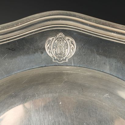 Grand plat rond à contours et filets en argent....
