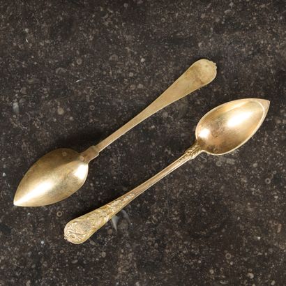 Suite de petites cuillers en vermeil à décor...