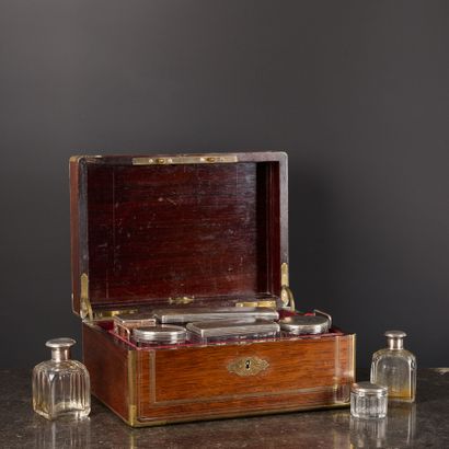 Coffret de voyage à nécessaire de toilette...