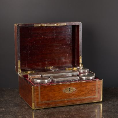 Coffret de voyage à nécessaire de toilette...