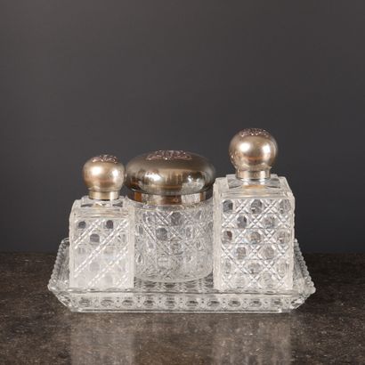 4 pièces de toilette en cristal à décor de...