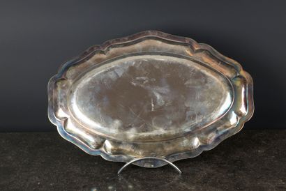 Plat ovale en argent à contours. 738 g, 38...