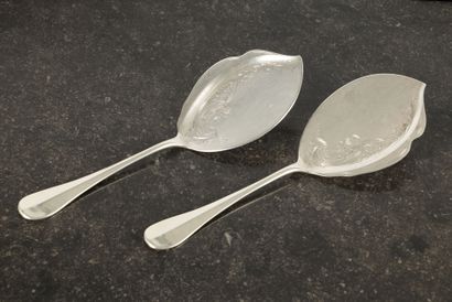 Paire de pelles à poisson en argent gravé...