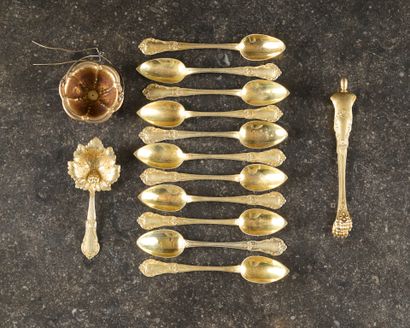 Service à thé en argent et vermeil : 11 petites...