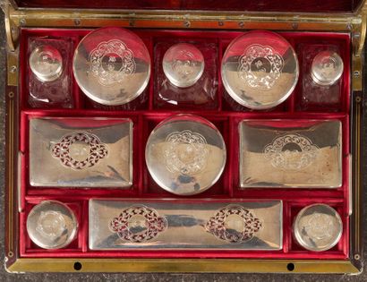 Coffret nécessaire de toilette en placage...