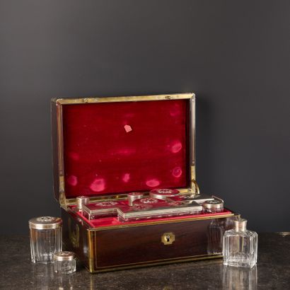 Coffret nécessaire de toilette en placage...