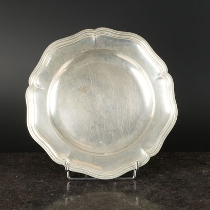 Plat rond à contours et filets en argent....