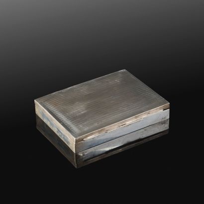 . Boîte à cigarettes en argent (800‰), gravure...
