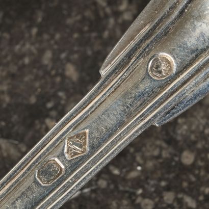 12 cuillers et 12 fourchettes en argent à...