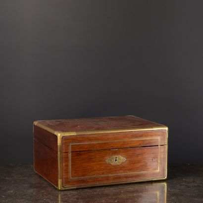 Coffret de voyage à nécessaire de toilette...
