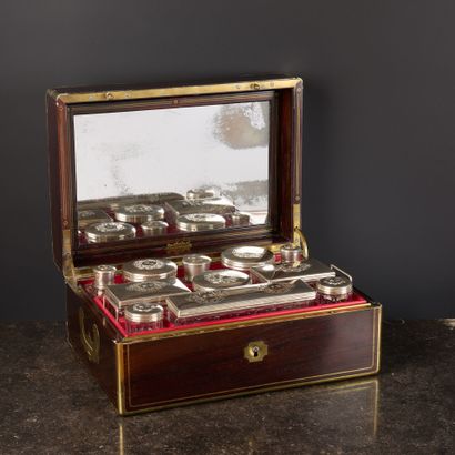 Coffret nécessaire de toilette en placage...