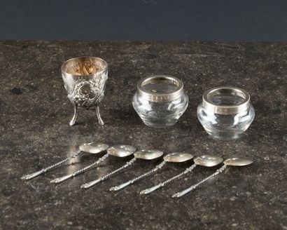 . Lot en argent : 
- Coquetier en argent,...